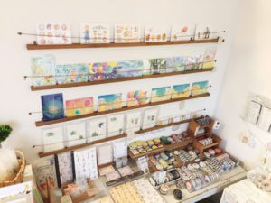 こちらは入ってすぐの棚。こちらも売れ筋の素敵な商品群。マステもたくさん。